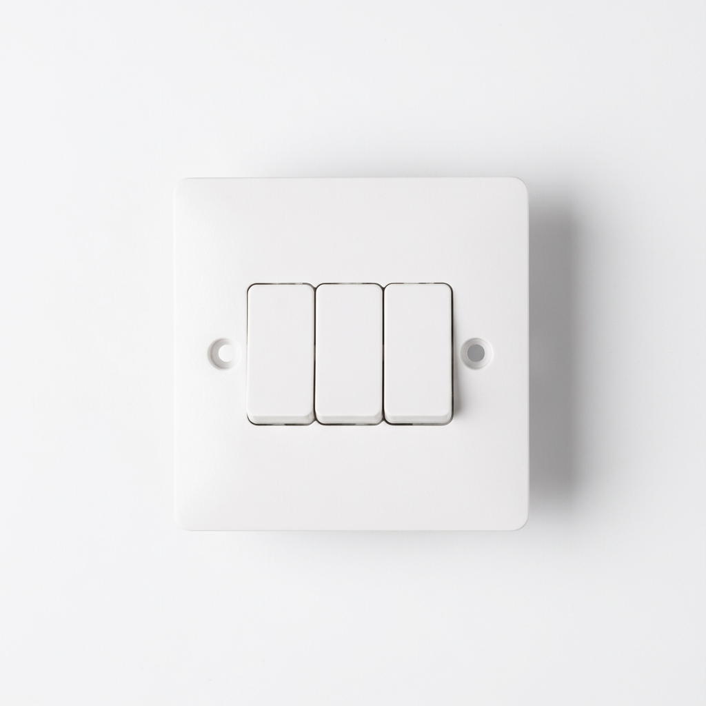 Elite Elegance 3 Gang 2 Way Light Switch 10AX White – Trade Carton (50 Pack)